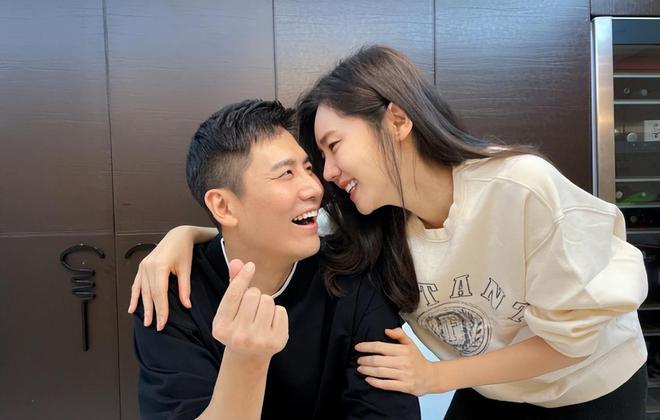 肚脐眼边上有一个小疙瘩挤出很多白色的东西，那是什么啊？？游戏画面