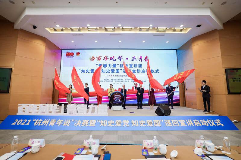 范楷与信义光能控股有限公司投资总监魏刚就光伏玻璃项目进行洽谈
